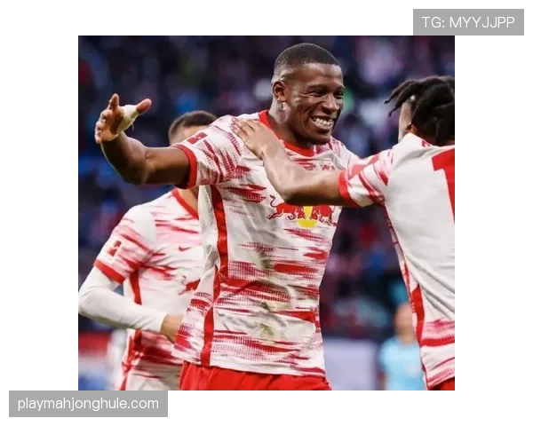 瞬间聚焦：那不勒斯后卫门线极限解围后的振臂高呼