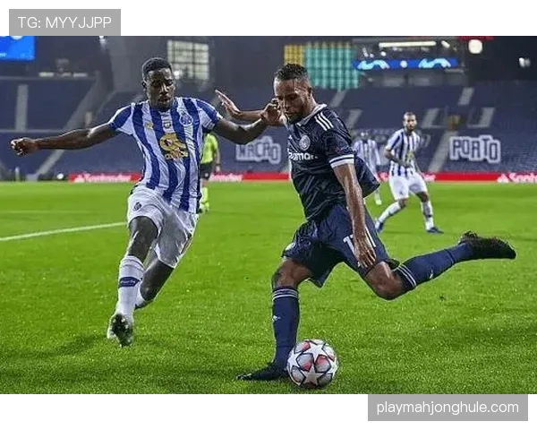 通讯：波尔图主场更衣室赛后，球员与主帅集体复盘失球